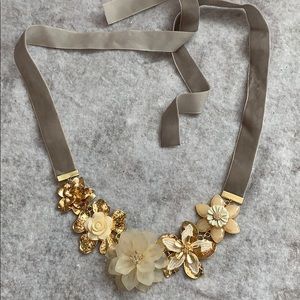 Beautiful statement necklace!